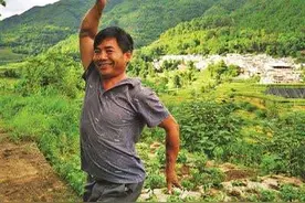 大山里的“灵魂舞者”：干活累了就在地头跳孔雀舞图片