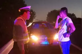 「视频」男子凌晨驾车赶夜路，途中犯困竟在高速上呼呼大睡图片