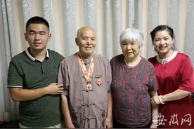 从小听外公讲英雄故事立志当兵 抗洪学生欲赴军营握钢枪图片