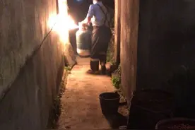 煤气瓶爆燃喷火，随时要炸！昨夜，杭州老人急煞了！这时“超级英雄”现身，太震撼……图片