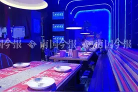 柳州一女子餐馆吃饭时 天花板掉下活老鼠还抓伤人图片