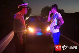 男子凌晨驾车赶夜路，途中犯困竟在高速上呼呼大睡图片