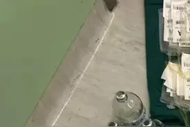 震撼！医生术后拍下一地空血袋图片