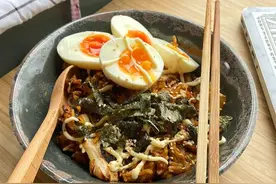 喵星人偷吃被抓现场，猫：吃你点东西咋了？图片