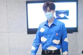 男星街拍｜想要王嘉尔的草莓T恤，还想要任豪的云朵衬衫图片