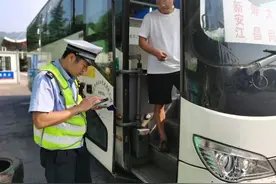 高速上她懵了：去了一趟服务区洗手间，出来大巴车没了……图片