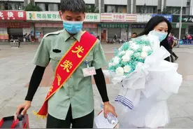 退伍军人火车站求婚女友：你等了我两年，我要用一辈子来爱你图片