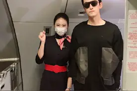 空姐偶遇胡歌晒合影 酷黑LOOK又高又帅状态佳图片