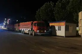 超载司机和交警躲猫猫，用无人机侦察路面，还是被查了图片