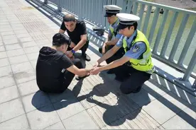 失恋小伙为情所困欲跳河，危急时刻他们来了图片
