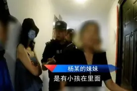 两女子带着撬棍、铁锤，誓要破门而入，男子屋内瑟瑟发抖图片