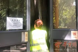 西安一市民带宠物狗进公厕遭拒绝 管理员：怕吓着其他人图片