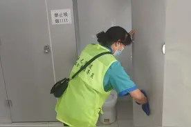 同是小区公厕，有的舒心有的糟心，差距咋就那么大？图片