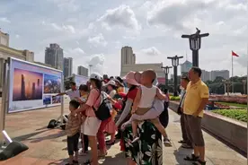 一起来看！首府南宁创建全国文明城市摄影大赛获奖作品首站巡展走进民族广场图片