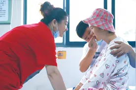 阜阳一女子昏迷失去认知能力 丈夫和婆婆辞职照料凭爱“圈粉”图片