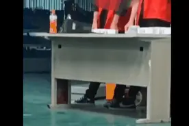 气炸了！工厂发证件扔地上，员工蹲下满地找！2900人排队离职生产线瘫痪？真相来了图片