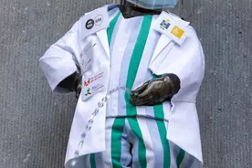 比利时撒尿男孩被穿上衣服 向医护人员致敬图片
