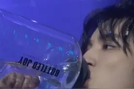 工作室晒王俊凯喝水合集 举超大水壶喝出举铁既视感图片