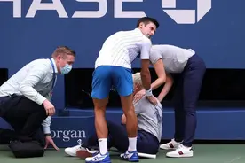 回球泄愤误伤裁判，小德手感“热过头”，情绪管理又加失败案例图片