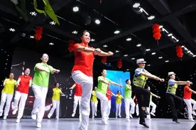 “最美出行”广场舞普及交通安全知识图片