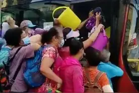大连大爷大妈为了赶海，差点上演“全武行”图片