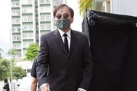 成龙、洪金宝、郭富城现身陈木胜辞灵礼，杜琪峰等为其扶灵图片