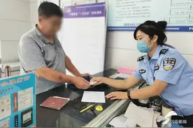 老伴去世没留下任何照片 菏泽民警将剪角身份证送老人留念图片