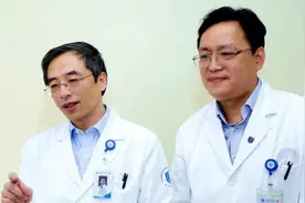 3岁女孩走路不看道，摔一跟头哭完又勇往直前，知道真相后，妈妈哭了……图片