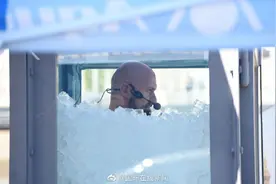 奥地利男子创造“全身接触冰块最长时间”世界纪录图片
