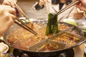 你以为把剩菜“埋进”火锅里，就不是浪费了吗图片