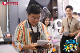 《花样实习生》薇娅助理蔡明超敬业 吕良伟韩乔生直播间大秀才艺图片