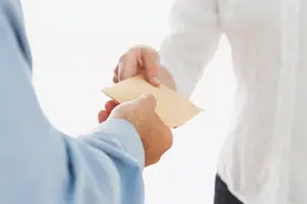34岁当医院院长，曾是当地“外科一把刀”，却因受贿贪污获刑十九年！第一次收钱连说几声谢谢图片