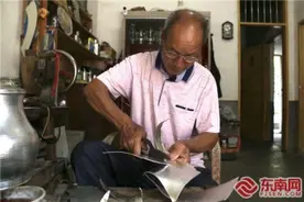 连城四堡锡器制作：一脉匠心在锡壶图片