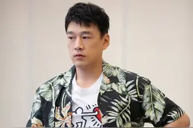 王耀庆新综艺商务休闲短裤引爆笑 都市新剧热播中图片