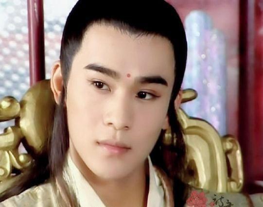 还记得《雪花女神龙》里的欧阳明日吗？他现在长这样