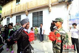 新兵入伍前为老兵父亲洗脚理发图片