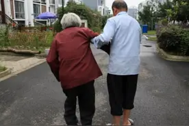 苏州老人守护偏瘫老伴38年：她是我最珍惜的人图片