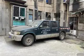 这辆皮卡真会停！压住化粪池挡着水表箱4个月不挪窝，交警：移走图片
