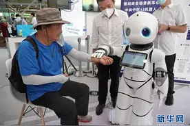 机器人中医“坐诊”服贸会图片