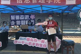 男子骑自行车到武汉大学报到：骑行20小时约380公里，收获路人“加油”图片
