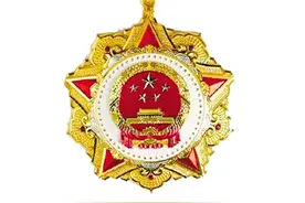 仁心如山 他为病人检查前 一定会先搓暖双手图片