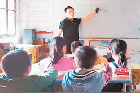 十年前爬着上学 十年后站着支教图片