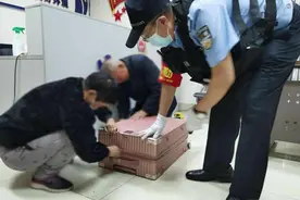 七十多岁老两口车站抹眼泪！背后故事太暖图片