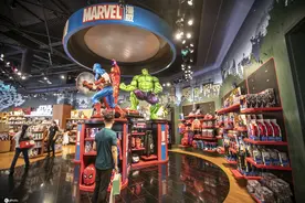 上海迪士尼旗舰店 多个主题产品促销吸引市民购买图片