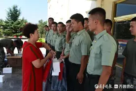 烟台长岛兵妈妈送别退伍“兵儿子”：家门永远敞开，欢迎随时回来图片
