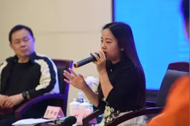 我到北京领奖②｜“雨衣妹妹”刘仙：“逆行”武汉，她免费为医护人员送盒饭图片