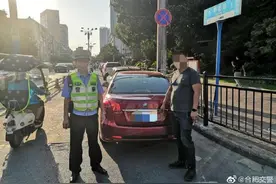 男子驾驶证过期四年仍开车被查 且车辆逾期未审验图片