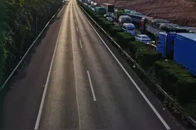 事发​杭金衢高速！运载30吨汽油的槽罐车起火，消防鏖战11小时扑救图片