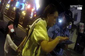 凌晨1点，萧山一市民捡到女童一名，民警找到妈妈时，她正在吃夜宵图片