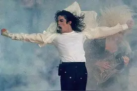 摩登日记｜白色西装、军装夹克，迈克尔·杰克逊的舞台潮流图片